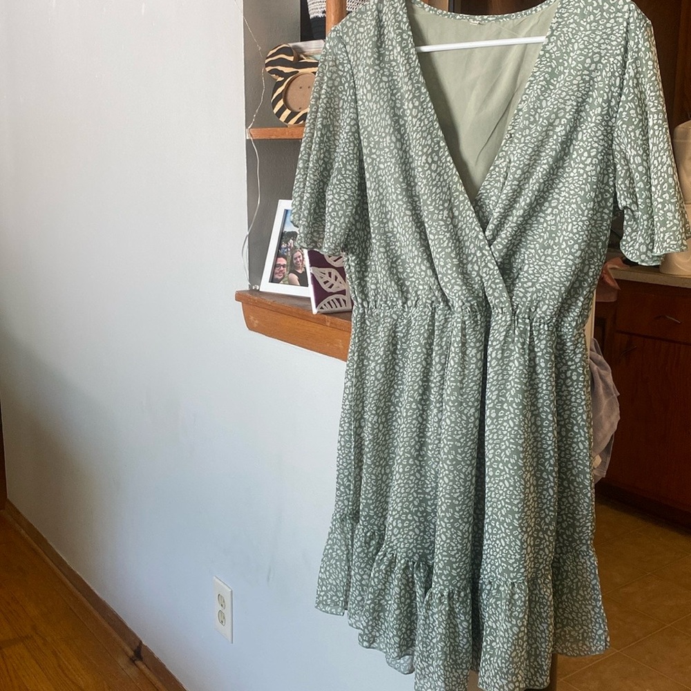 Mini ruffle dress from Amazon, size Large. Never worn, in great condition.